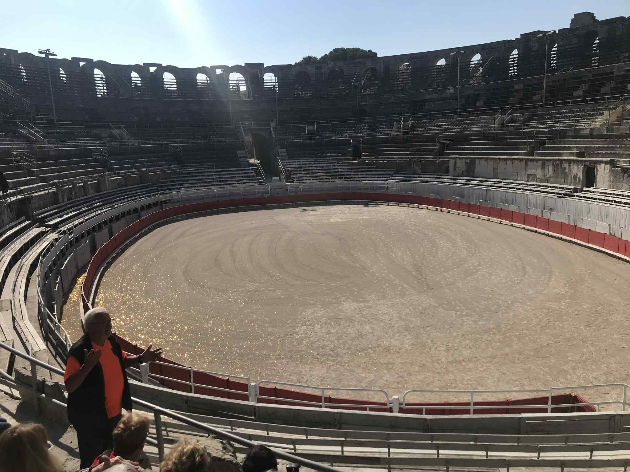 Groupe de randonneurs devant les Arènes d'Arles