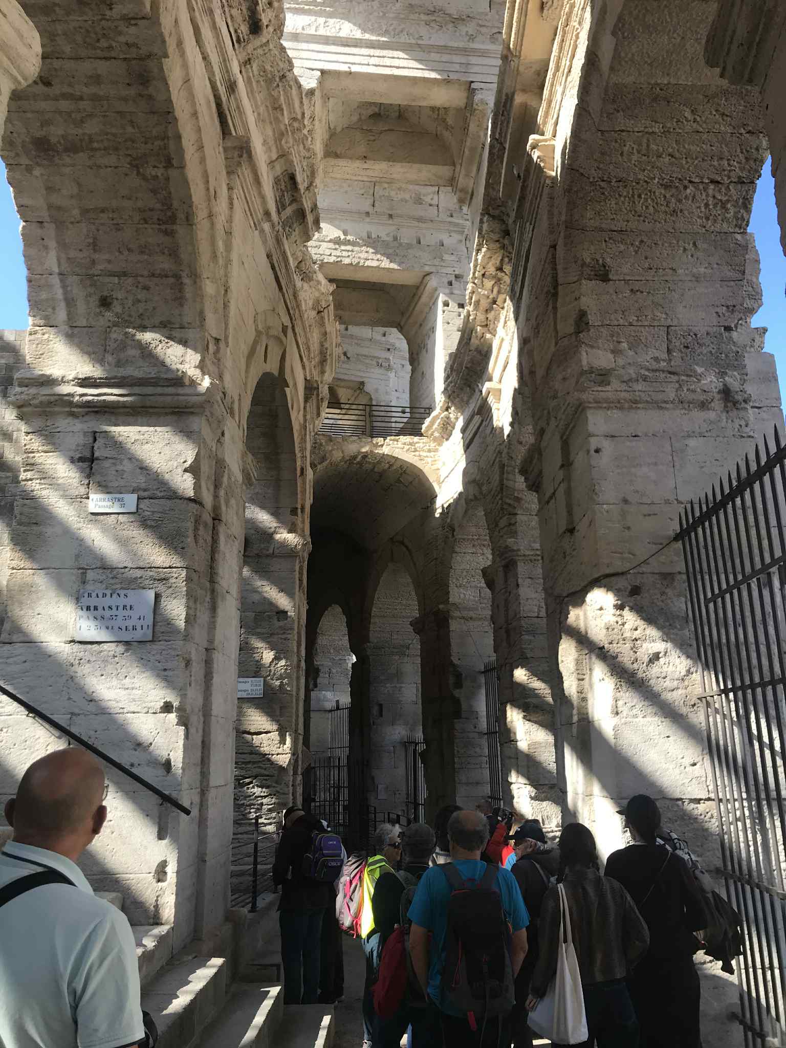 Cheminement dans les rues anciennes d'Arles