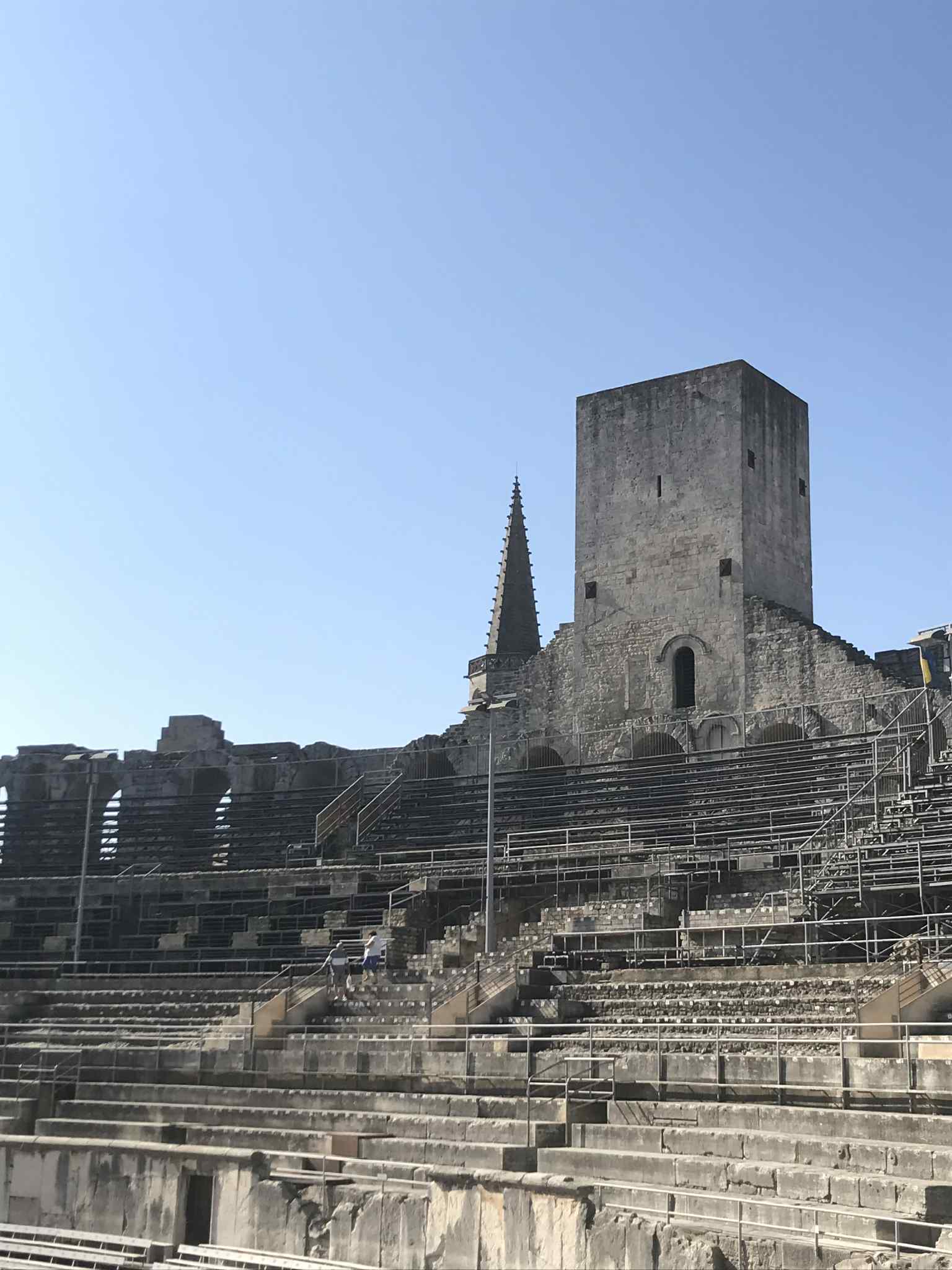 Randonneurs à l'ombre d'une place du centre historique