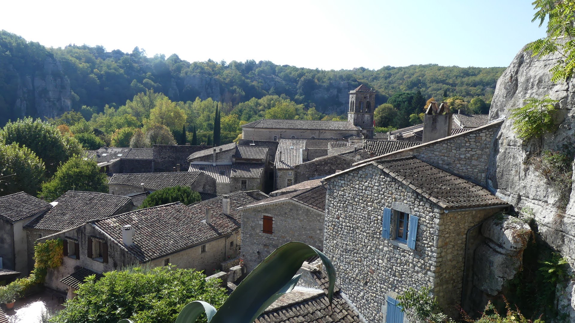 Vue sur les toits de Labeaume au pied de la falaise