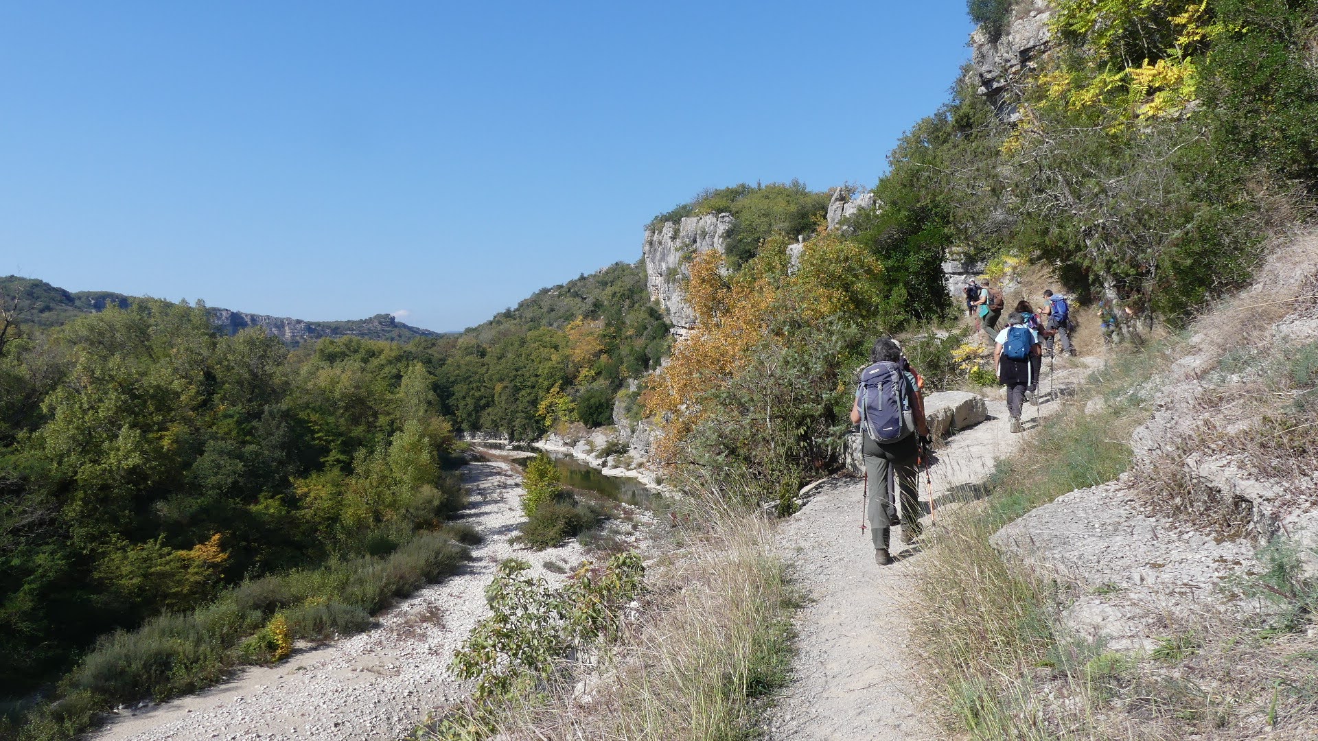 Sentier dominant la rivière avec des randonneurs