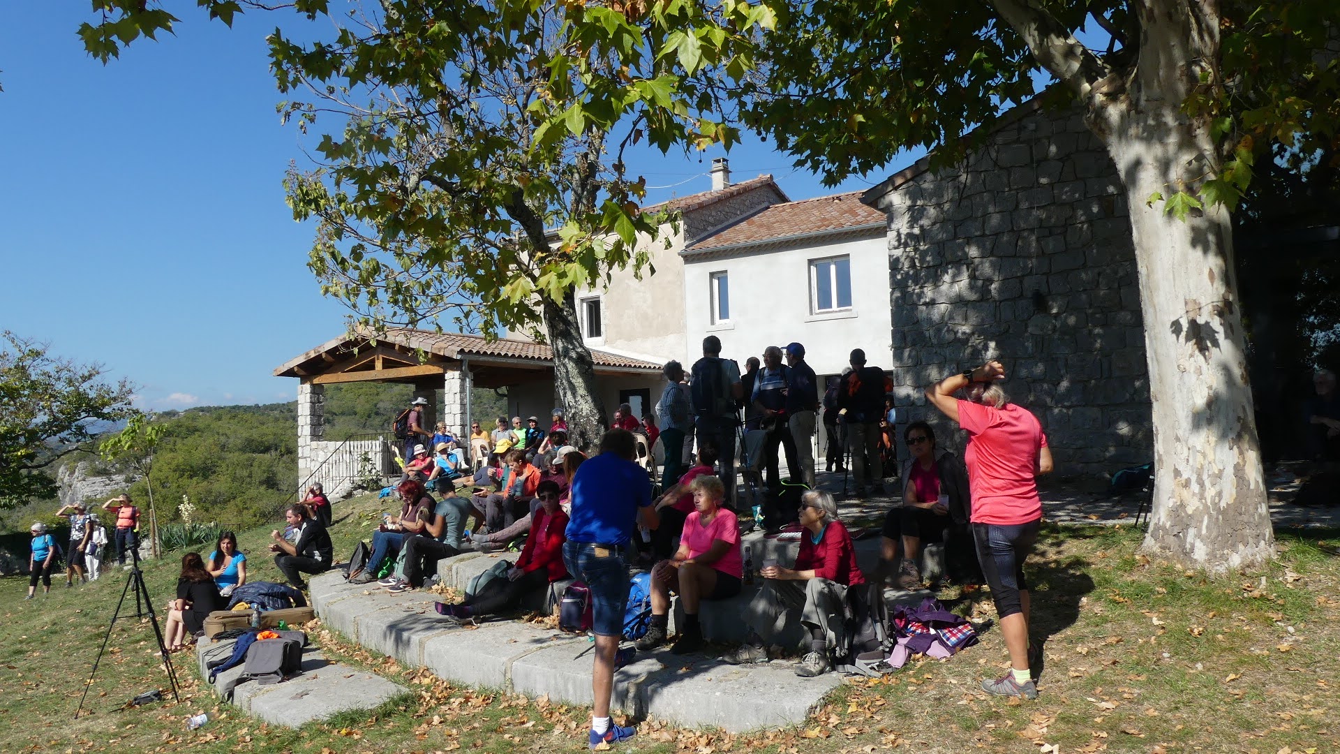 Pause de midi conviviale à l’ombre près de la salle communale