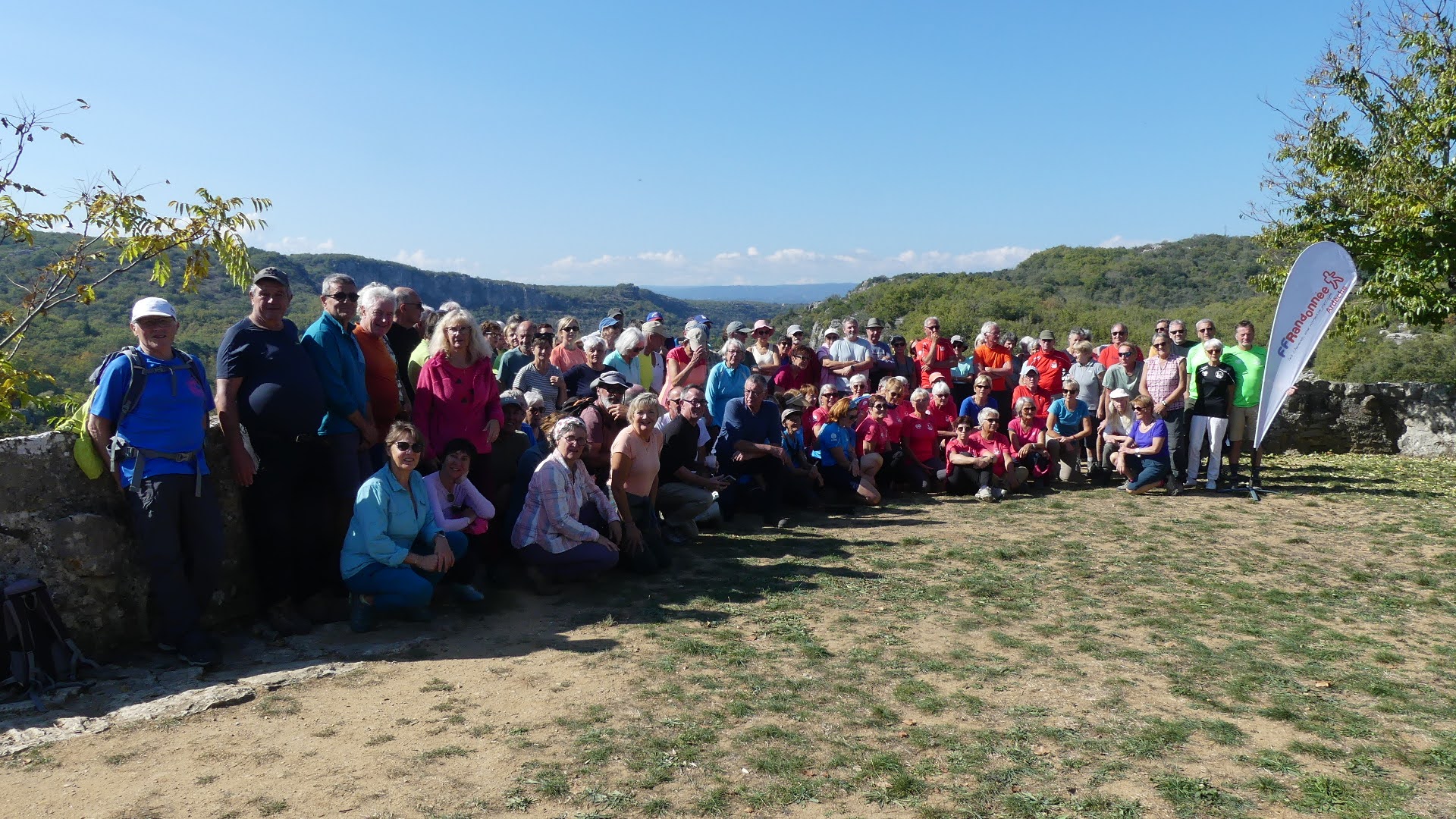 Photo de groupe avec panorama sur les gorges