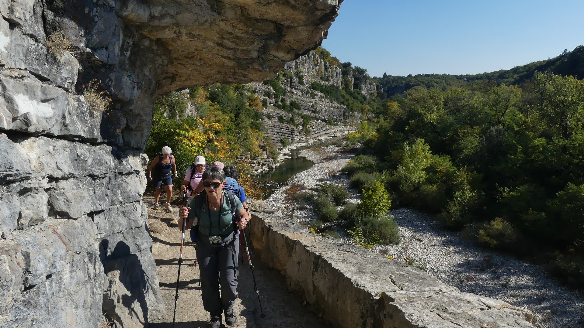 Passage en corniche au-dessus du lit de la rivière