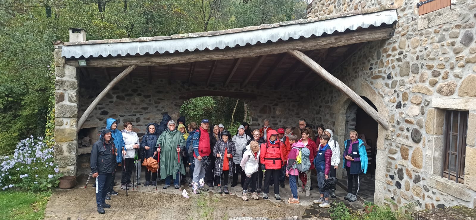 Arrivée des randonneurs devant le Moulin de Mandy à Pranles