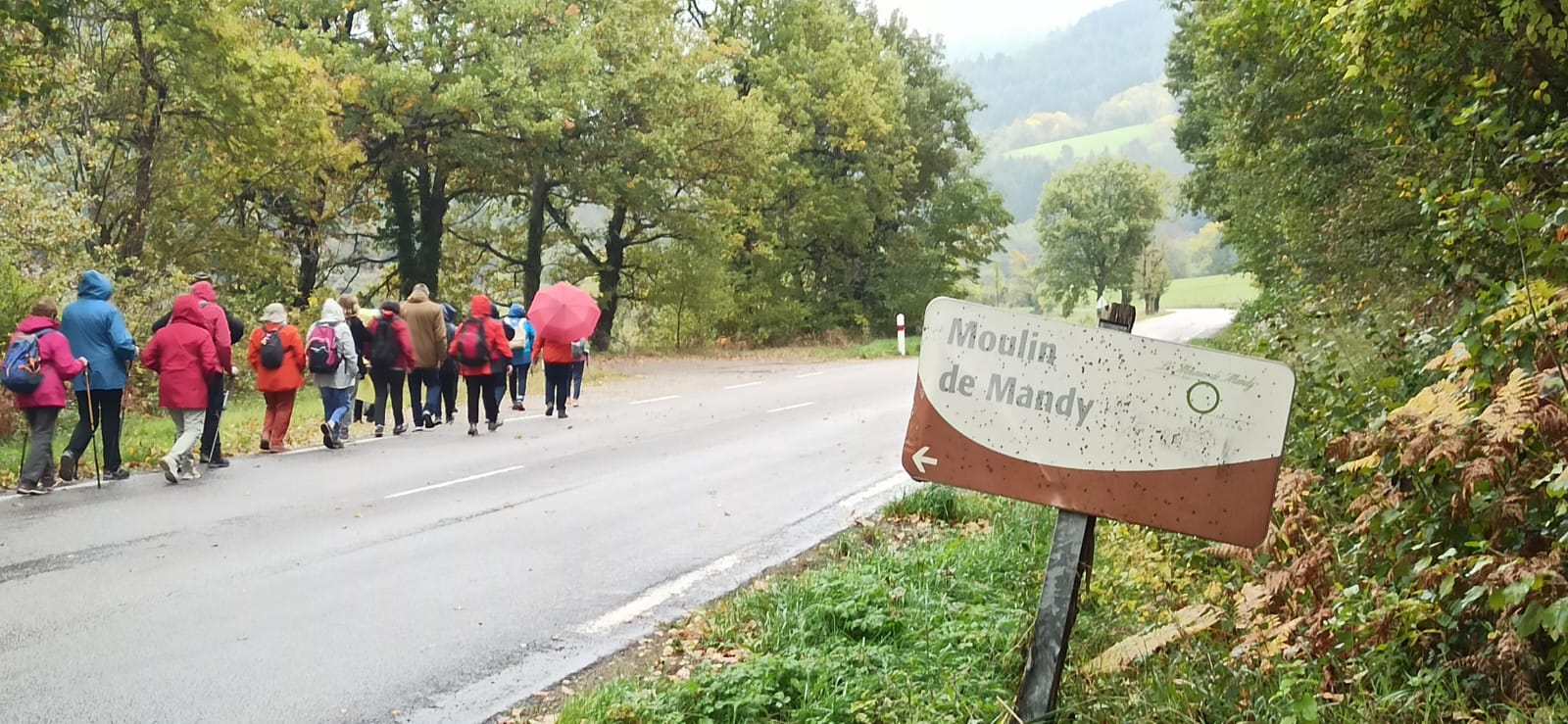 Passage sur le chemin descendant vers le Moulin de Mandy