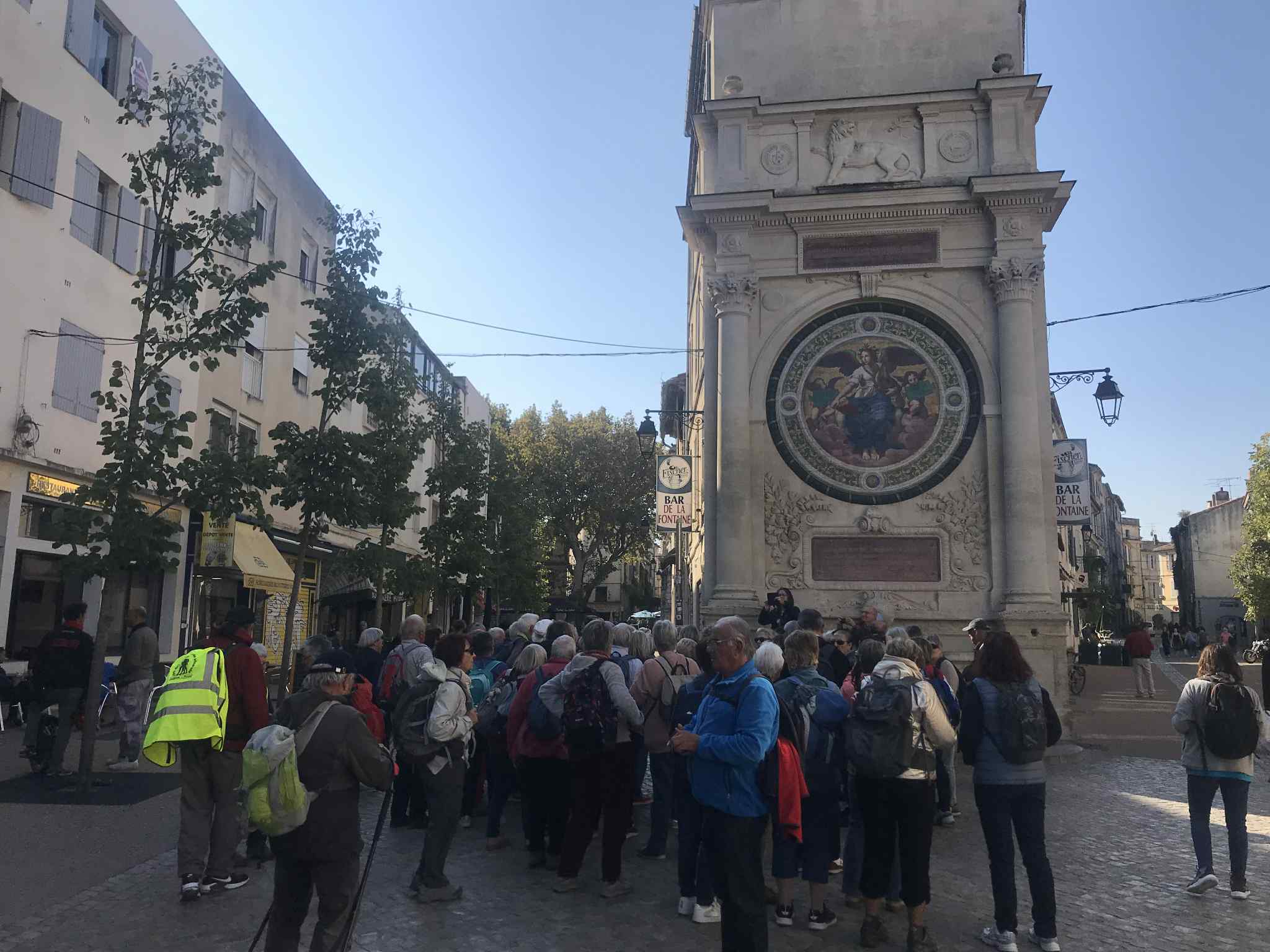 Départ du groupe pour la rando citadine à Arles