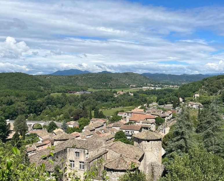 Pause pique-nique panoramique à Vogüé