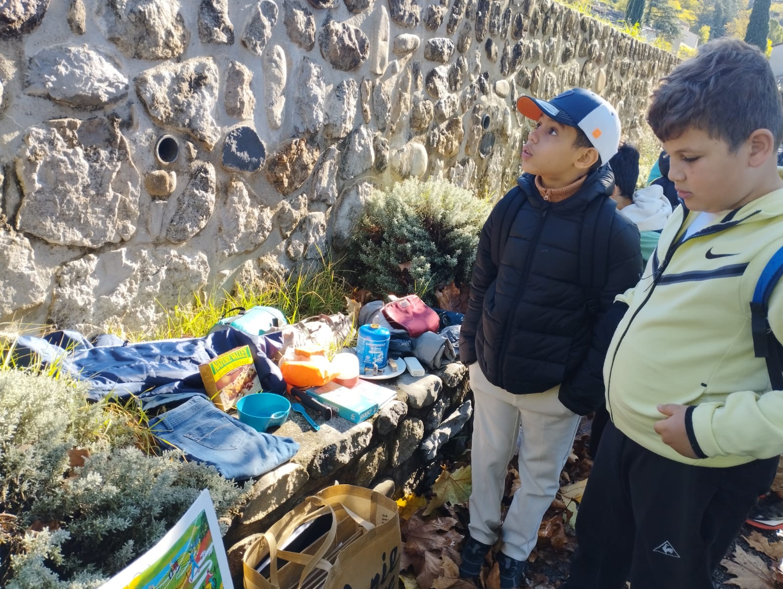 Enfants sur le sentier des crêtes de Montagard à Ailhon