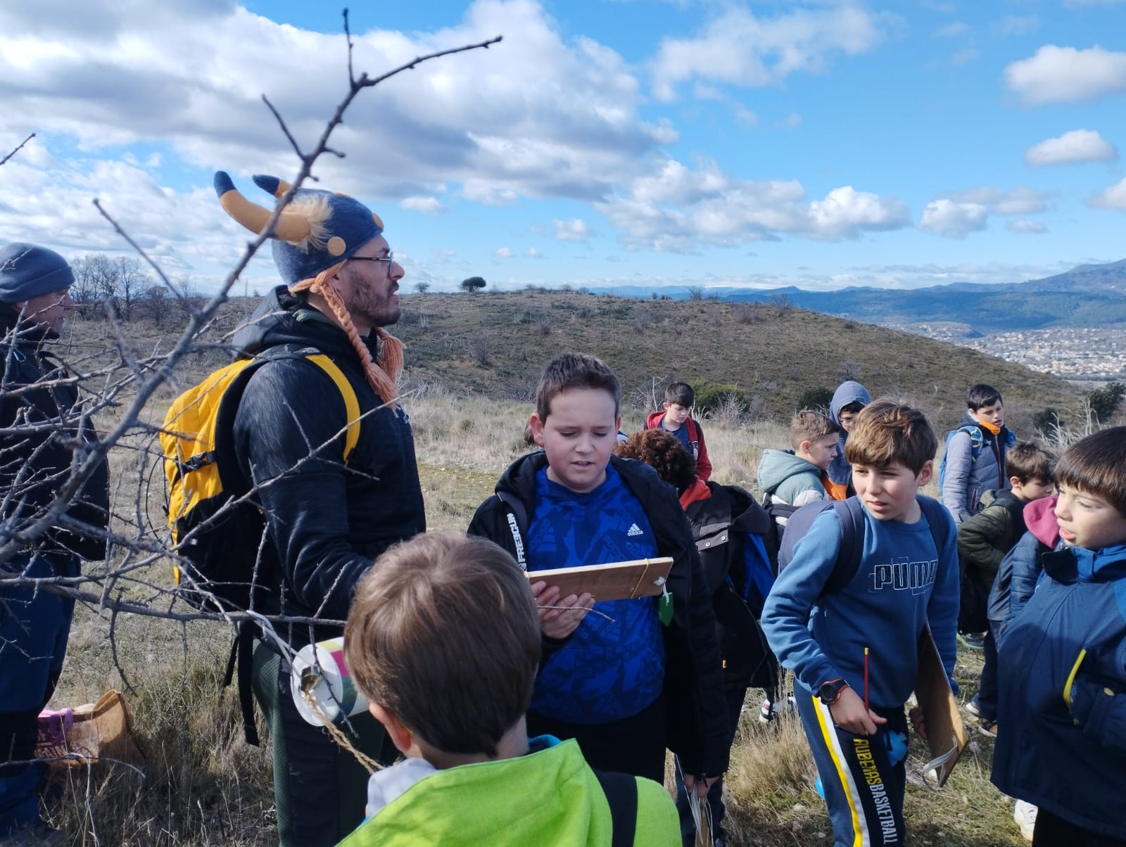 Enfants en randonnée sur le PR L’oppidum de Jastres