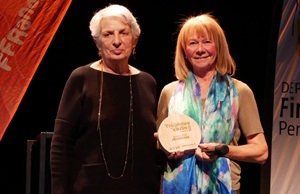 Sylviane Paulet recevant le trophée