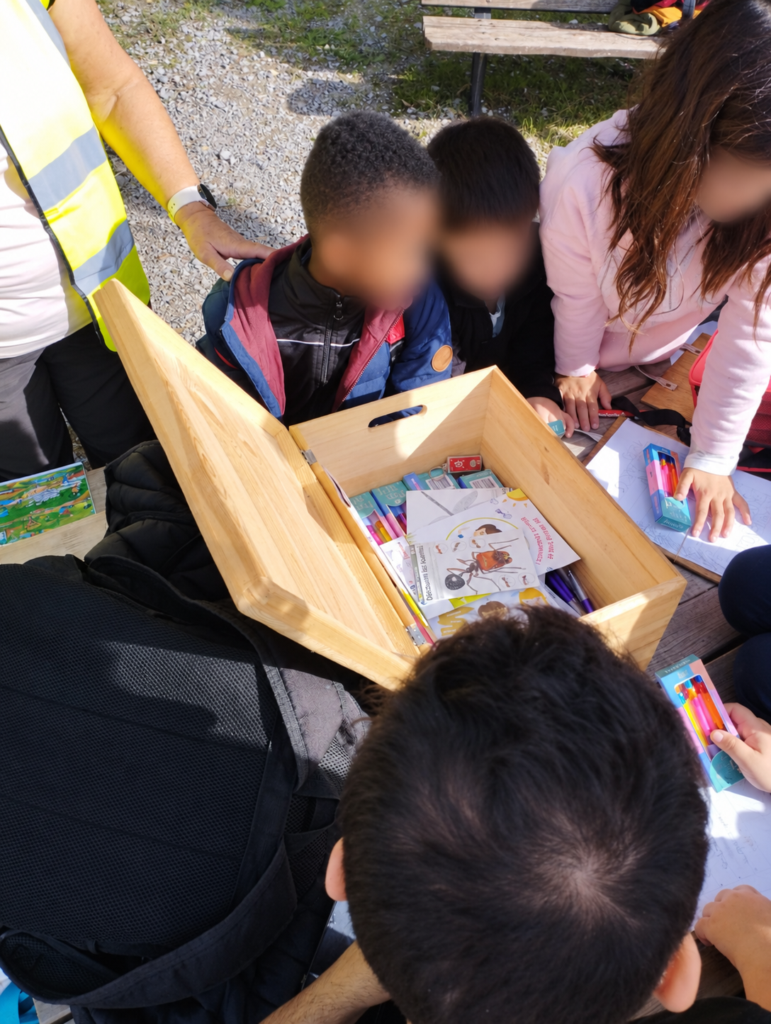 Les enfants en pleine découverte de la faune en